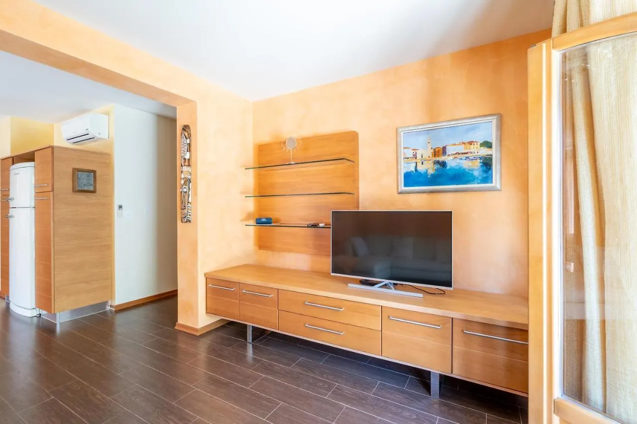 Orange Apartment With Pool & Garden Tar-Vabriga