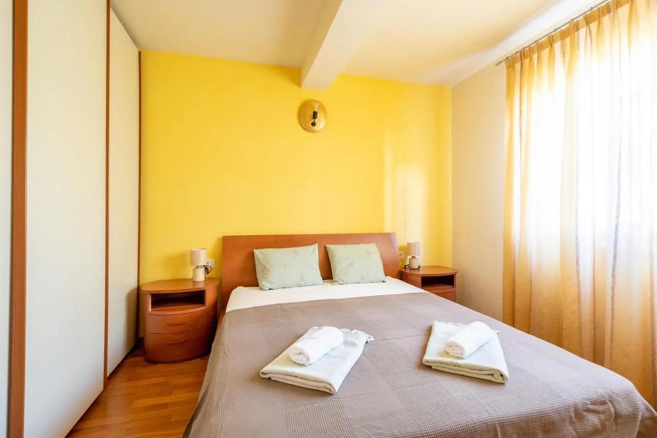 Orange Apartment With Pool & Garden Tar-Vabriga