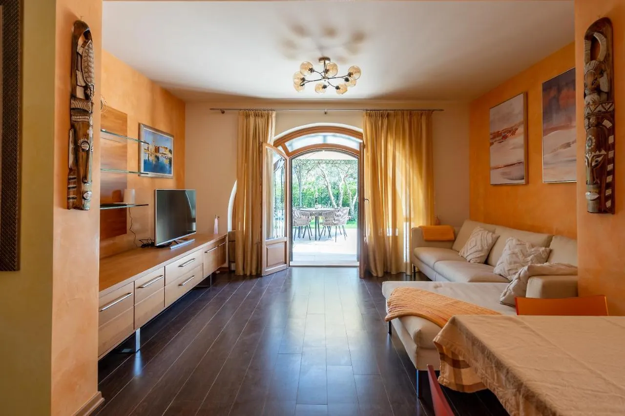 Orange Apartment With Pool & Garden Tar-Vabriga Croatia